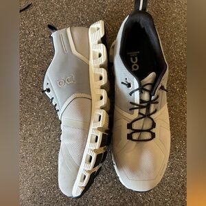 On Cloud WATERPROOF grey/silver tennis shoes.